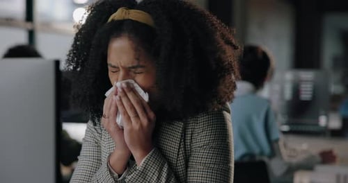 Empresa, computadora y mujer que estornuda en la oficina por síntomas de gripe, fiebre del heno o infección viral
