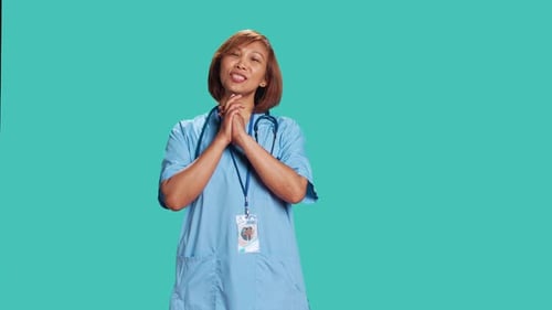 Profesional de la salud implorando