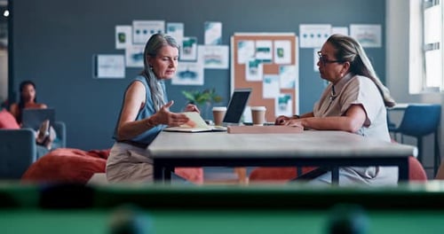 Planification, espace de travail et femmes d'affaires participant à une réunion de start-up pour le marketing numérique