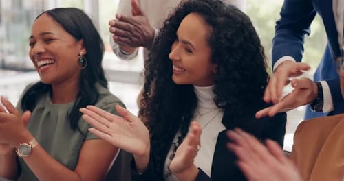 Negócios, equipe e aplausos pela conquista, celebração e sucesso pela campanha de marketing