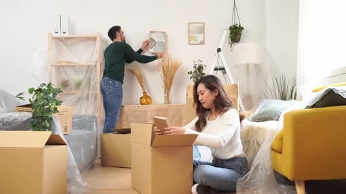 Casal feliz desempacotando caixas em casa