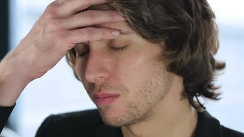 Homem frustrado com dor de cabeça