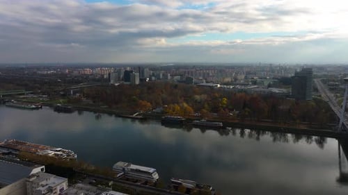 Vista aérea de la ciudad de Bratislava, que muestra el vibrante paisaje urbano, el casco histórico y el moderno
