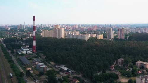 Vista aérea de edificios de áreas residenciales y zona industrial