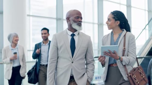 Consultoria, treinamento e trabalho em equipe com empresários e tablet para pesquisa, planejamento e relatórios