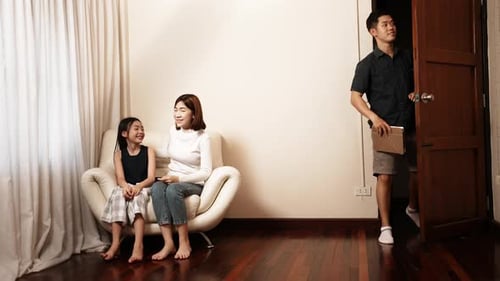 Menina asiática feliz recebendo um grande brinquedo e presente de sua família