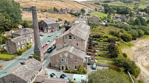 Imagens aéreas de drone de uma típica vila rural de Yorkshire com moinhos. Filmado em Leeming acima de Oxenhope
