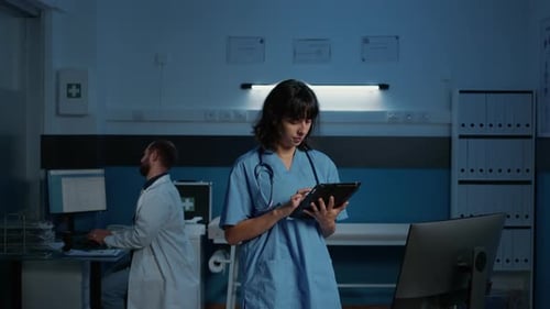 Retrato de un asistente médico comprobando su experiencia en enfermedades en una computadora portátil