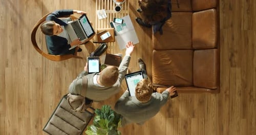 Empresa iniciante, empresários e equipe em reunião para marketing, publicidade