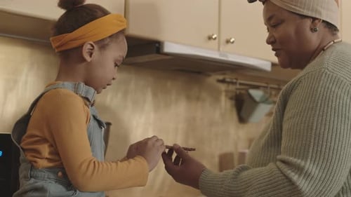 Avó fazendo o almoço para a neta