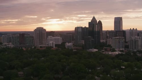 Puesta de sol sobre el horizonte de la ciudad moderna con un tranquilo resplandor vespertino