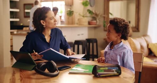 Deberes, escritura y tutor con el niño y un cuaderno para el aprendizaje, la educación y el desarrollo