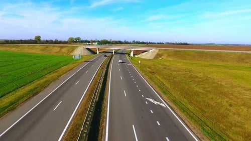 Vue aérienne de Bridge Road. Vue aérienne de la circulation automobile sur l'autoroute. Conduite de voitures
