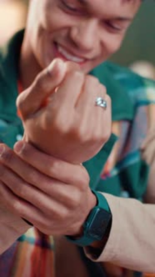 Túnel carpiano, mano y hombre en casa con dolor de muñeca, distensión o accidente con molestias