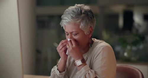 Mujer, sonándose la nariz y gripando con pañuelos desechables en el consultorio para tratar bacterias, enfermedades virales y congestión sinusal