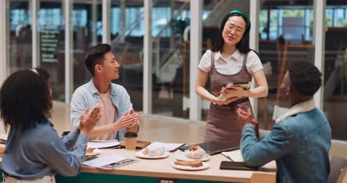 Negócios, equipe e aplausos pela celebração, acordo corporativo e campanha de marketing em um escritório moderno