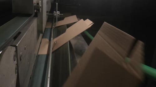 Automatische Ausrüstung faltet Transportkartons im Werk zusammen