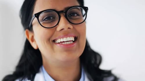 Expresión facial y personas, medicina, atención médica: rostro de una joven doctora o mujer feliz y sonriente...