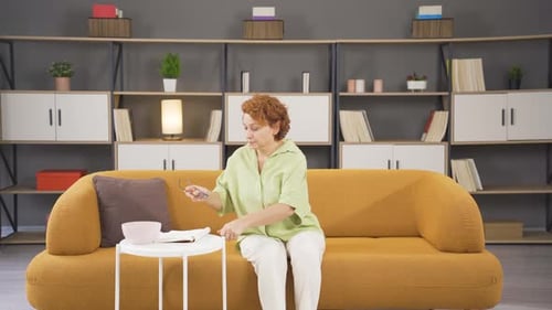 Mulher com dor nos joelhos.