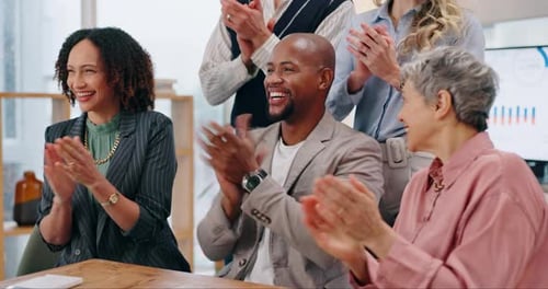 Empresários felizes, sucesso e aplausos na meta de vendas, reunião ou negócio b2b no escritório