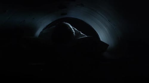 Máquina de resonancia magnética: arrastran a un hombre para que le hagan una prueba HD