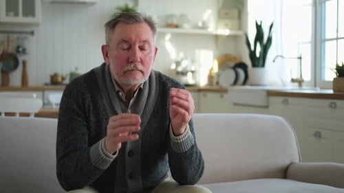 Dolor de cabeza: infeliz hombre mayor de mediana edad que sufre de dolor de cabeza, enfermo frotándose las sienes