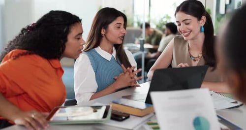 Negócios, equipe e discussão com o laptop no escritório para ideias de campanha, estatísticas de KPI e feedback