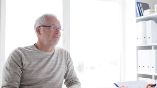 Concepto de medicina, edad, cuidado de la salud y personas: hombre mayor y médico reunidos en el consultorio médico Un...