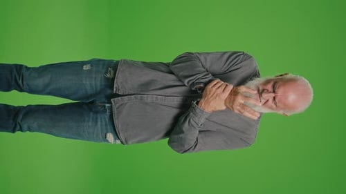 Vista vertical/Pantalla verde/Retrato de un anciano con síndrome del túnel