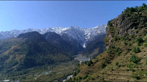 Foto aérea de belas montanhas de neve do Himalaia na Índia