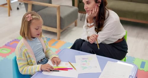 Mujer, maestra o niño con dibujo para evaluación, motricidad fina o lección en casa