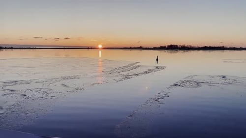 Sonnenaufgang über der eisigen Ostsee 1