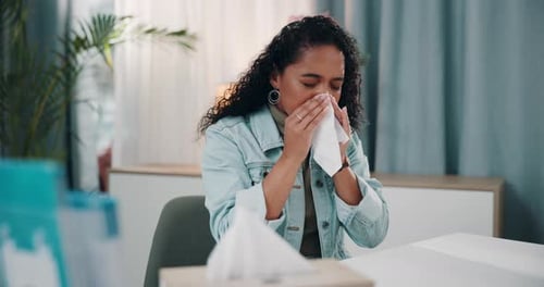 Mujer enferma, sinusal y sonándose la nariz con pañuelos desechables por infección viral, estornudos o mucosidad en la clínica