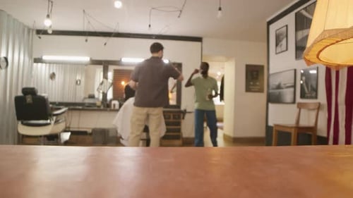 Homem afro-americano visitando barbearia