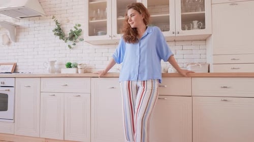 Mujer exitosa en casa