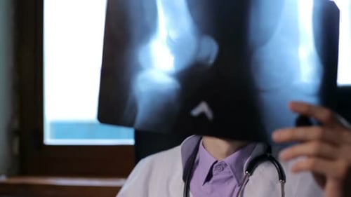 Un médico examina una radiografía de un paciente en una clínica.