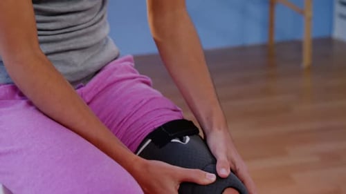 Mulher dolorosa com lesão no joelho