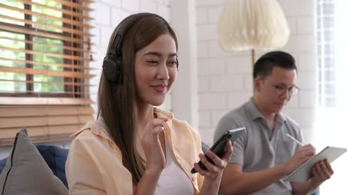 Chica, relájate en casa