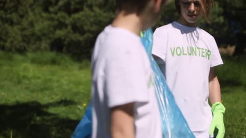 Kinder Jungen Kind Volunteer T-Shirt Müllsack im Park aufräumen Spbi Aufräumen Wald Kunststoff