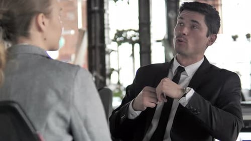 Pessoas de negócios discutindo negócios