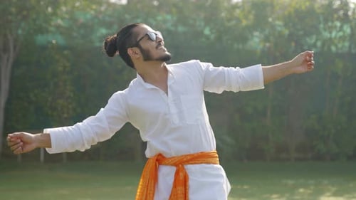 Hombre indio feliz bailando en un traje tradicional indio Kurta Pijama