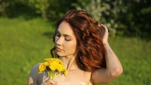 Jovem mulher olhando para câmera sorrindo