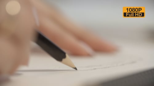 Fille dessinant une image avec un crayon 6