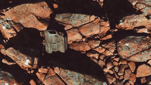 Old Rusty Metallkanister für Benzin-Kraftstoff bei Rocks