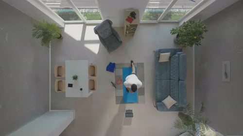 Hombre haciendo ejercicio en casa