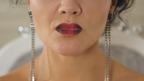 D'une femme sexy léchant la langue de ses lèvres