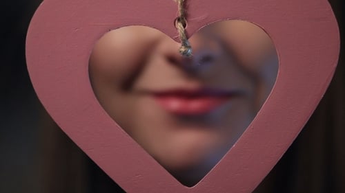 Belles lèvres roses sexy donnant un baiser