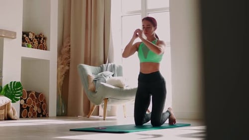 Mujer haciendo ejercicio en casa