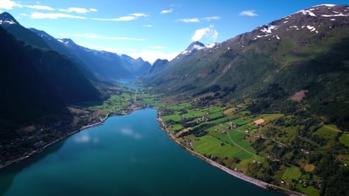 Imágenes aéreas Hermosa naturaleza Noruega.