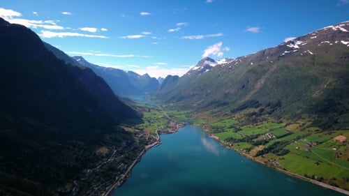 Imágenes aéreas Hermosa naturaleza Noruega.